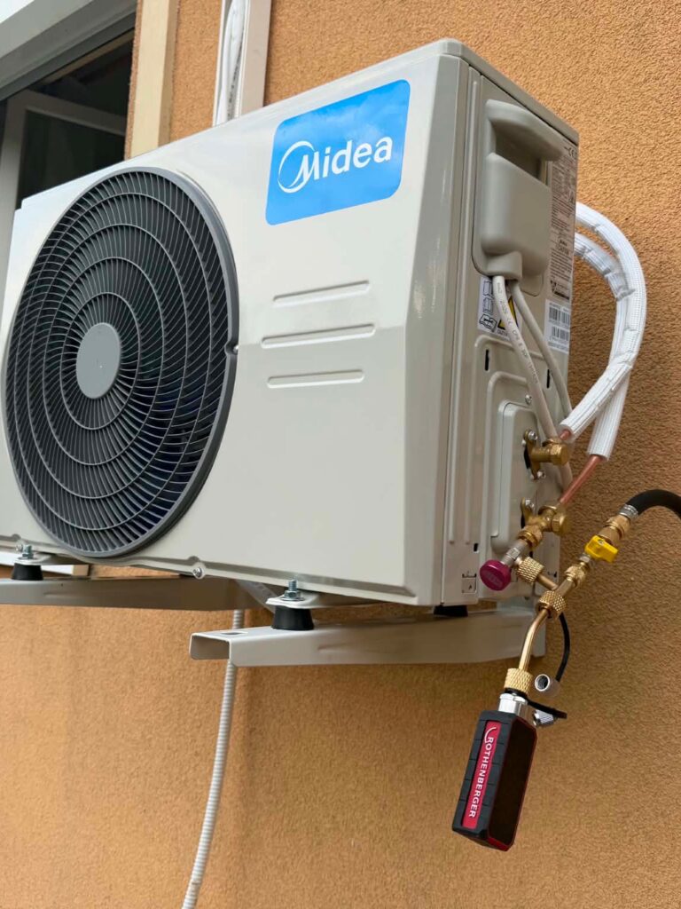 Két Midea klímaberendezés telepítése családi házban.