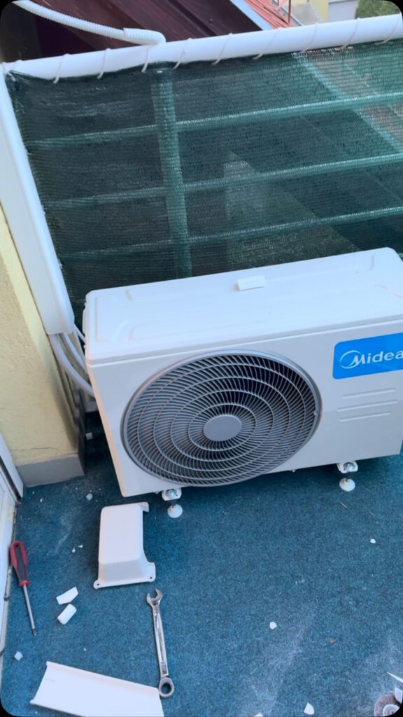 Midea klímaberendezés erkélyre telepítve.