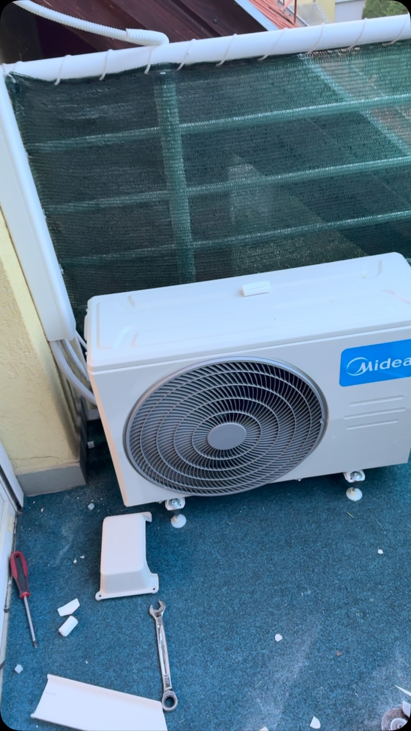 Midea klíma kültéri egysége erkélyre telepítve